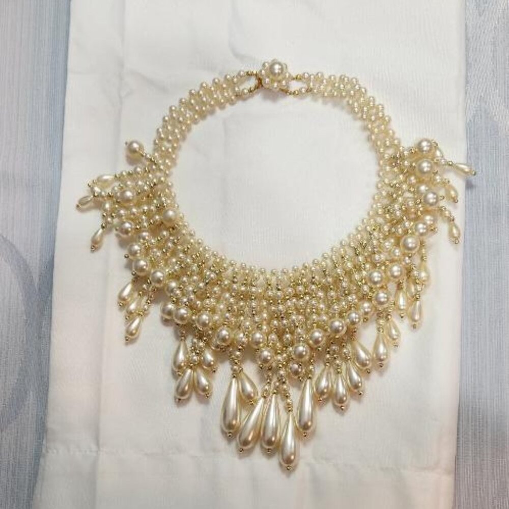 Beautiful Vintage Faux Pearl multistrand with a cascade or bib design - Picture 2 of 5